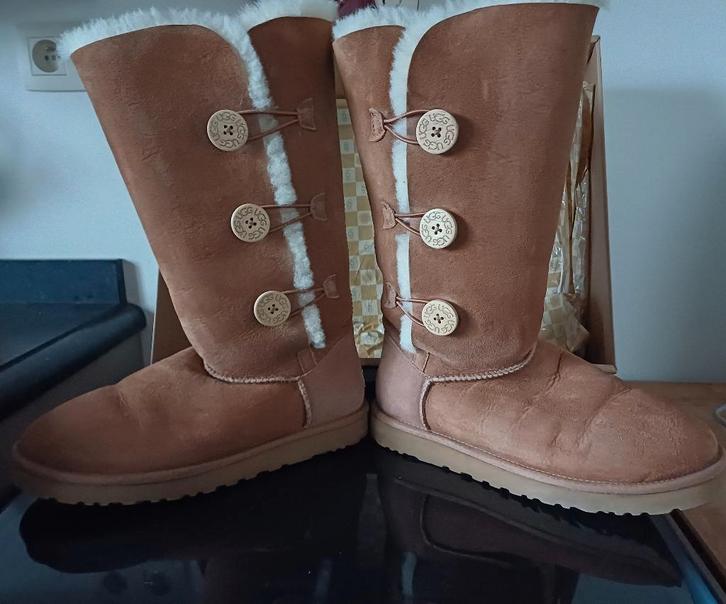 Echte Uggs laarzen, Bailey triple button, maat 40-41., Kleding | Dames, Schoenen, Zo goed als nieuw, Hoge laarzen, Bruin, Ophalen