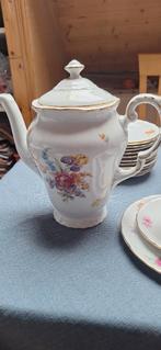 Fijn wit porselein  servies met bloemdecoratie, Ophalen of Verzenden