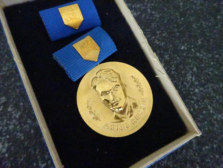 DDR:  FDJ Artur Becker Medaile goud, Verzamelen, Overige Verzamelen, Ophalen of Verzenden