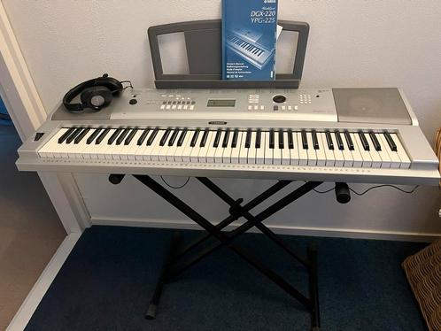 Yamaha Portable Grand keyboard DGX-220, Muziek en Instrumenten, Keyboards, Gebruikt, 76 toetsen, Yamaha, Met standaard, Ophalen