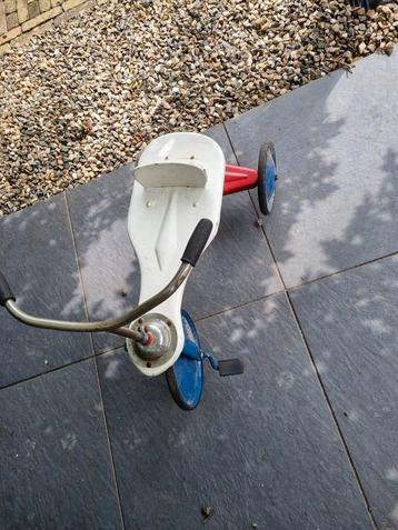 Vintage driewieler fietsje beschikbaar voor biedingen