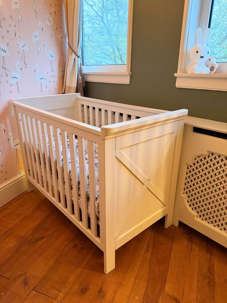 Kidsmill Savigno met kruis babybed 60x120, Kinderen en Baby's, Babywiegjes en Ledikanten, Zo goed als nieuw, Ledikant, Ophalen