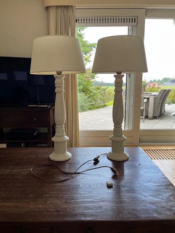 Tafellampen , wit twee stuks beschikbaar voor biedingen