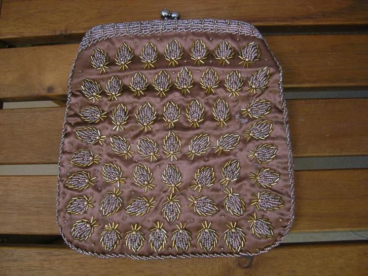 Vintage oudroze avondtasje handgeborduurd met kraaltjes, Sieraden, Tassen en Uiterlijk, Tassen | Damestassen, Gebruikt, Avondtasje