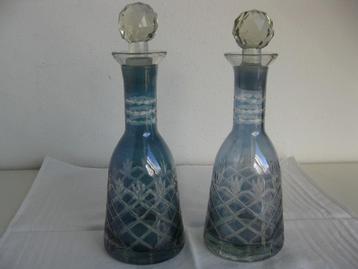 Stel blauw kristallen karafjes in prima staat. beschikbaar voor biedingen