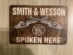 SMITH & WESSON SPOKEN HERE reclame bord NIEUW (geen emaille), Ophalen of Verzenden, Nieuw, Reclamebord