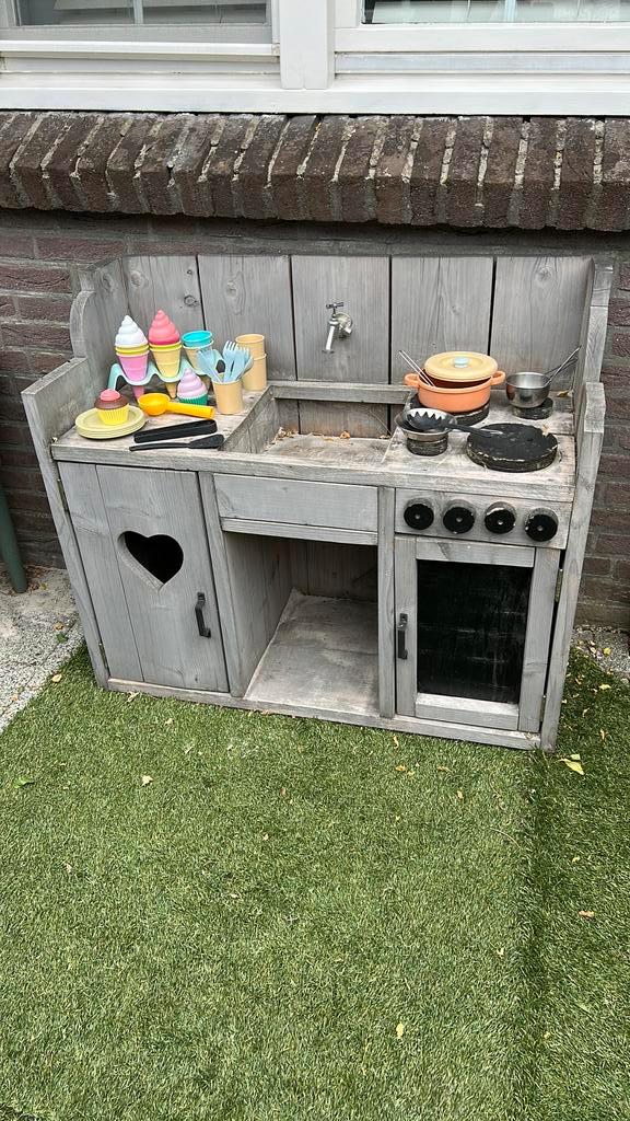 MOET WEG Modderkeuken buitenspeelkeuken hout met speelgoed, Kinderen en Baby's, Speelgoed | Speelkeukens, Gebruikt, Speelkeuken