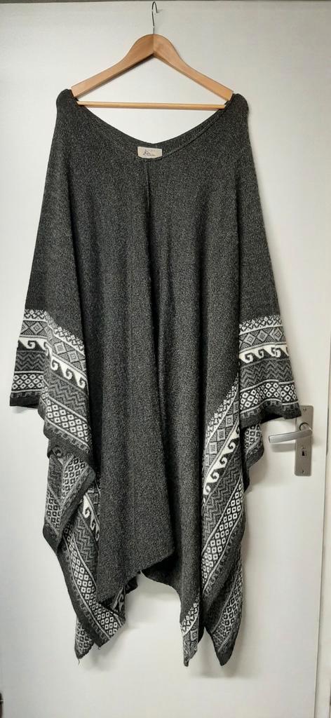 Miss Etam lange poncho grijs/wit.30% wol.One size.Als nieuw., Kleding | Dames, Jassen | Winter, Zo goed als nieuw, Grijs, Ophalen of Verzenden