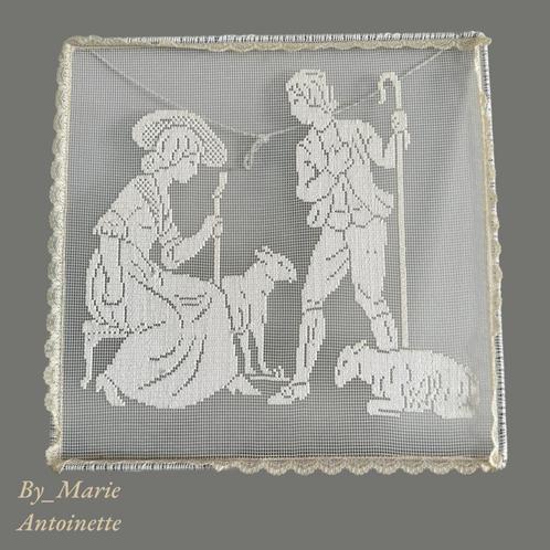 Vintage-raamdecoratie-kantklos-romantische afbeelding., Hobby en Vrije tijd, Kantklossen, Zo goed als nieuw, Ophalen of Verzenden
