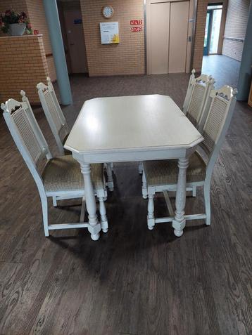 Tafel met 4 stoelen beschikbaar voor biedingen