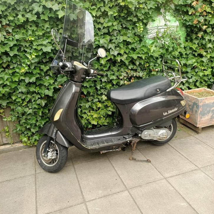 La Souris scooter, bouwjaar 2017 met nieuwe band, Fietsen en Brommers, Scooters | Overige merken, Gebruikt, Maximaal 25 km/u, Benzine