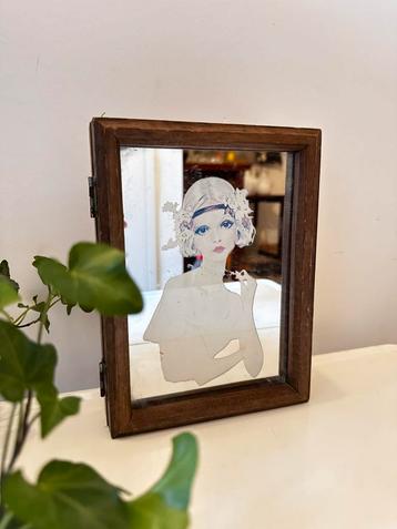 Art Nouveau spiegel met sleutelkastje beschikbaar voor biedingen