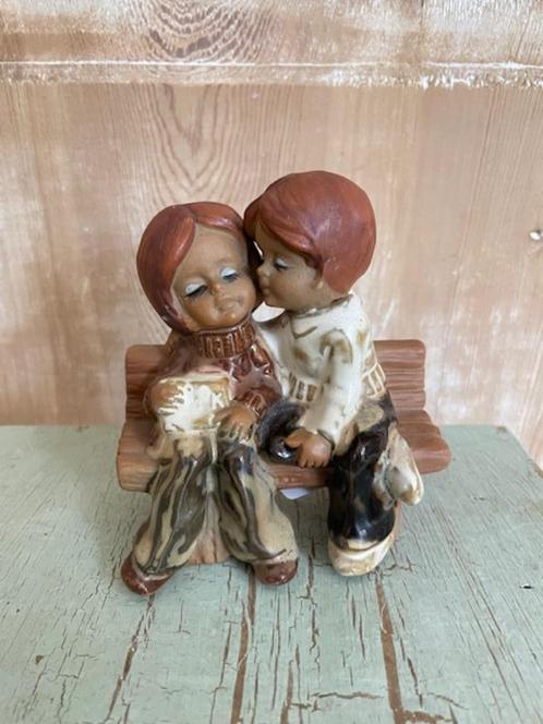 Vintage beeldje porselein. Verliefde kinderen op een bankje., Verzamelen, Beelden en Beeldjes, Zo goed als nieuw, Mens, Ophalen