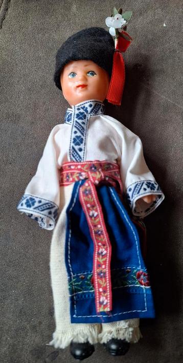 Vintage Folkloristische Pop beschikbaar voor biedingen
