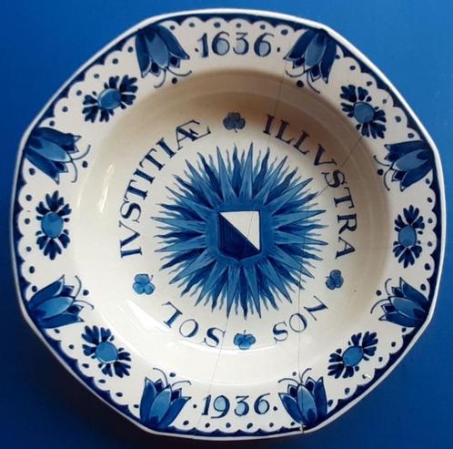 Porceleyne Fles 1936 300jr Universiteit Utrecht 8-hoek 18cm6, Antiek en Kunst, Antiek | Wandborden en Tegels, Verzenden