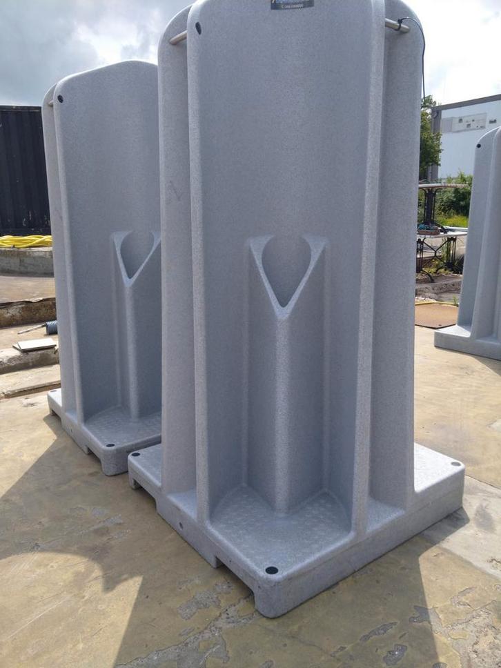 Te huur  Plaskruis. Plaspaal plaszuil huren   toiletwagen, Hobby en Vrije tijd, Feestartikelen | Verhuur, Nieuw, Overige, Ophalen