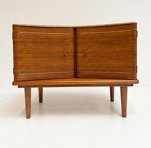 Engels houten kastje met messing versiering, 19650's, Huis en Inrichting, Kasten | Dressoirs, Gebruikt, 50 tot 100 cm, 25 tot 50 cm
