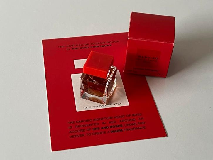 Narciso Rodriguez Rouge Miniatuur Parfum, Sieraden, Tassen en Uiterlijk, Uiterlijk | Parfum, Nieuw, Verzenden