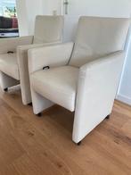 Twee (kunst??)leren creme fauteuils op wieltjes, Huis en Inrichting, Fauteuils, Ophalen, Kunststof, Gebruikt, Minder dan 75 cm
