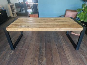 Mangohouten Eettafel met Metalen Onderstel beschikbaar voor biedingen