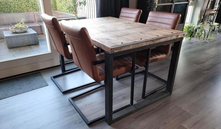 Stoere eethoek: eettafel inclusief 4 stoelen, Huis en Inrichting, Complete eetkamers, Zo goed als nieuw, 4 tot 6 stoelen, Ophalen