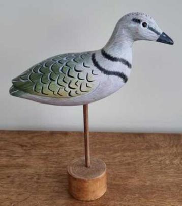 Houten vogel op voet beschikbaar voor biedingen