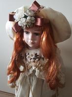 Grote porseleinen pop met certificaat, Verzamelen, Poppen, Ophalen of Verzenden, Zo goed als nieuw