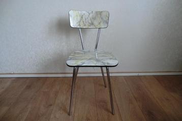 vintage stoeltje - metalen frame, en hard kunststof zitting beschikbaar voor biedingen
