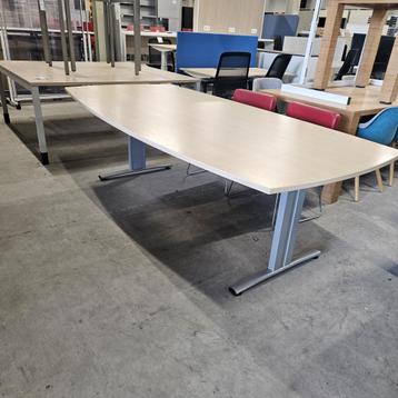 Markant bootvormige vergadertafel - 240x120 cm beschikbaar voor biedingen