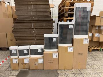 Partij lege kunststof groepenkasten beschikbaar voor biedingen