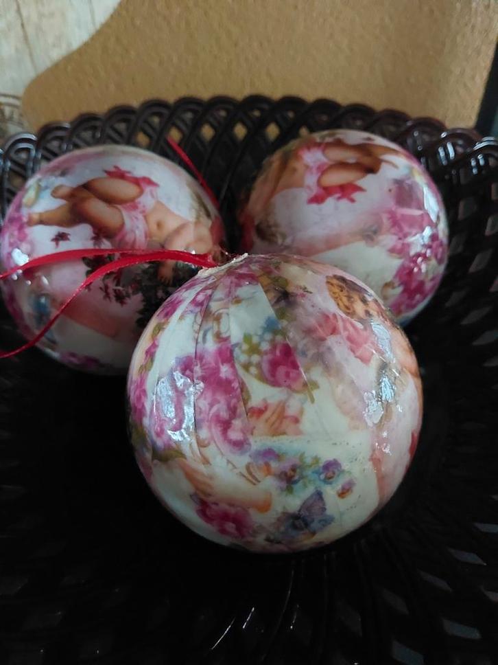 3 kerstballen met decoratie van engeltjes, Diversen, Kerst, Gebruikt, Ophalen of Verzenden