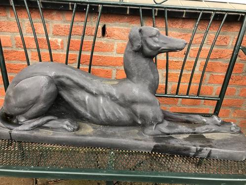 zwarte liggende hond hazewindhond windhond whippet greyhound, Tuin en Terras, Tuinbeelden, Nieuw, Beton, Ophalen