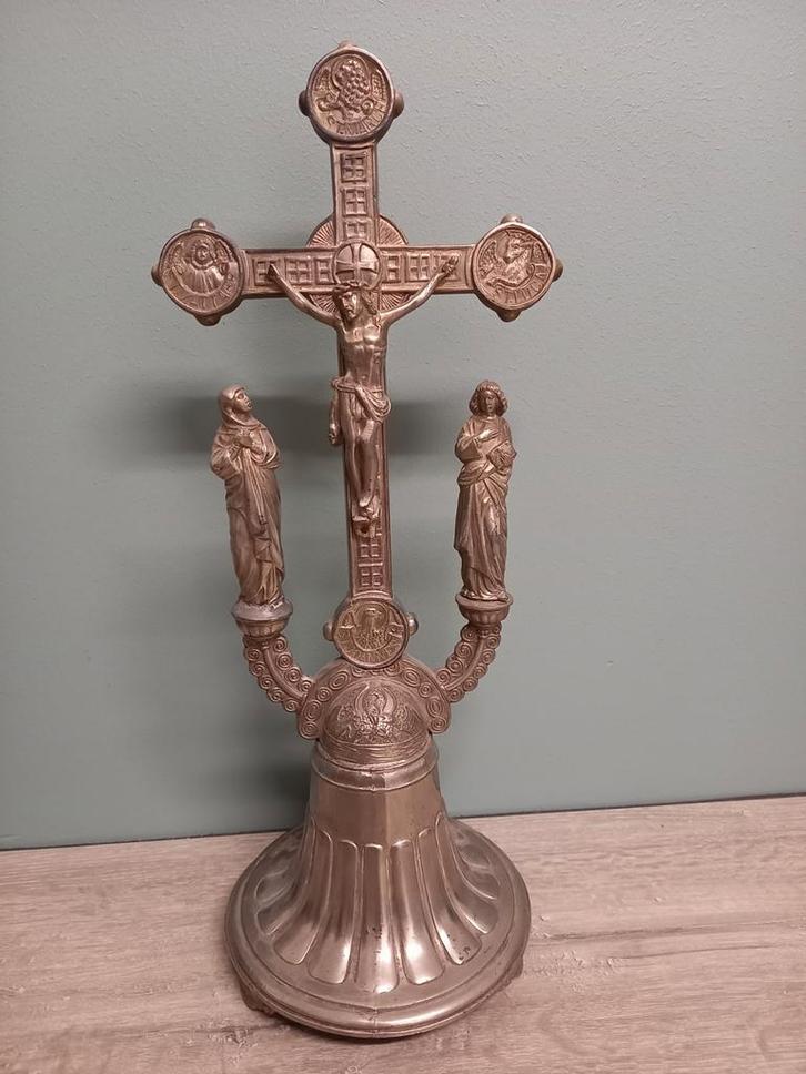 Antiek kruisbeeld met figuren, Antiek en Kunst, Antiek | Religie, Ophalen of Verzenden