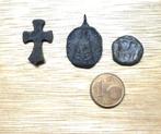 Lotje religieuze hangers ,insignes. Bodemvondsten, Ophalen of Verzenden