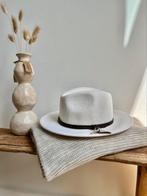 Wollen winterhoed white, 56 of 57 cm (M, 7 of 7⅛ inch), Hoed, Nieuw, Ophalen of Verzenden