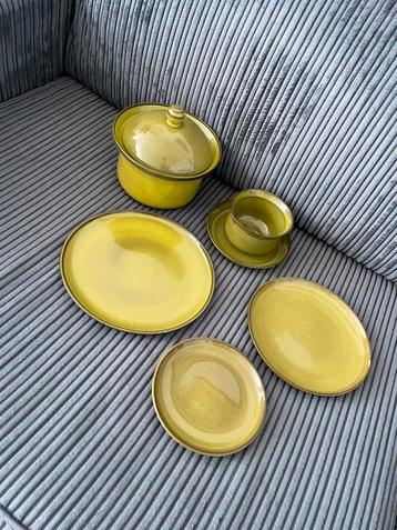 Leuke servies set beschikbaar voor biedingen