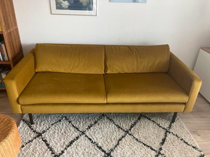Mosterdgele Wehkamp bank - z.g.a.n., Huis en Inrichting, Banken | Bankstellen, Zo goed als nieuw, Rechte bank, Tweepersoons, 150 tot 200 cm