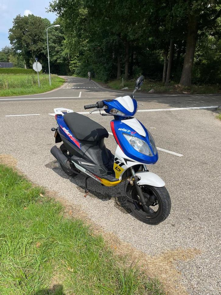 Veloce beeline 4t geel kenteken, Fietsen en Brommers, Scooters | Peugeot, Zo goed als nieuw, Overige modellen, Benzine, Ophalen