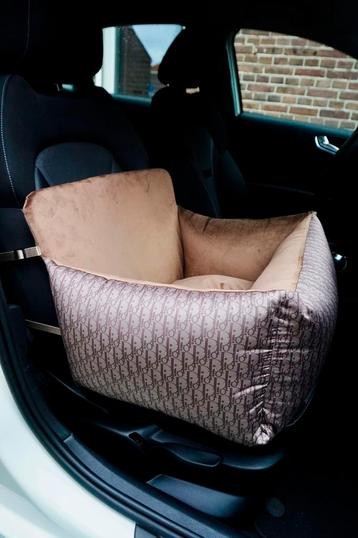 Autostoel voor hondjes Dior beschikbaar voor biedingen