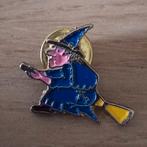 🧹PIN HEKS OP VLIEGENDE BEZEM*MINI BROCHE, Verzamelen, Speldjes, Pins en Buttons, Verzenden, Zo goed als nieuw, Figuurtje, Speldje of Pin