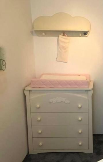 mooie baby kamer helemaal compleet  beschikbaar voor biedingen