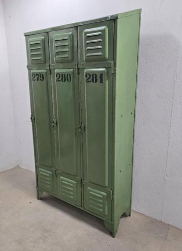Vintage industriële lockerkast, v.v. nieuwe eiken legplanken beschikbaar voor biedingen