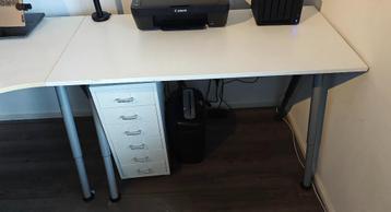 Twee witte Ikea Galant bureaus met één zijstuk in één koop - afbeelding 6