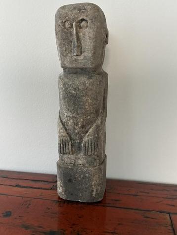 Primitieve beeld van zandsteen uit Indonesië beschikbaar voor biedingen