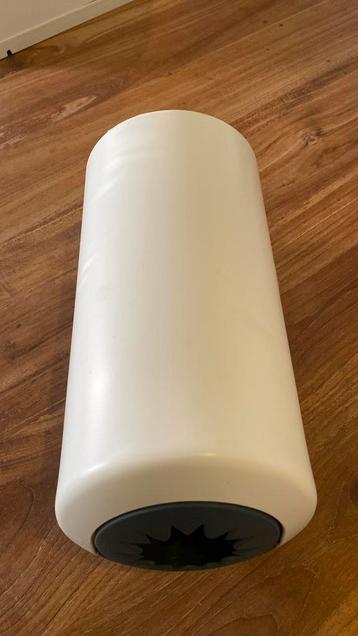 Papieren handdoekhouder beschikbaar voor biedingen