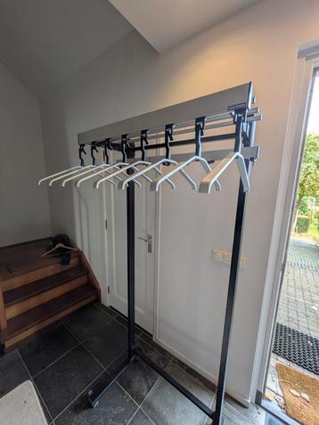 Overtoom kapstok verrijdbare garderobe met 8 hangers beschikbaar voor biedingen