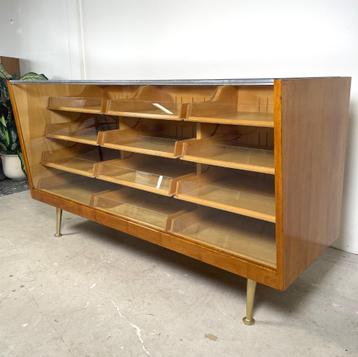 Vintage toonbank met lades en glazen blad  beschikbaar voor biedingen