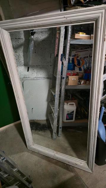 Grote, stevige spiegel met houten frame staand/liggend  beschikbaar voor biedingen