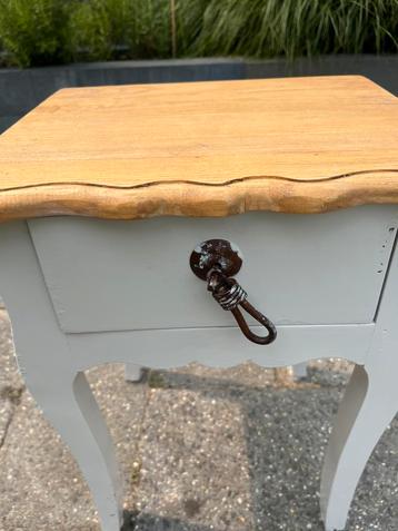 Loods 5 brocante leuk nachtkastje/bijzettafel