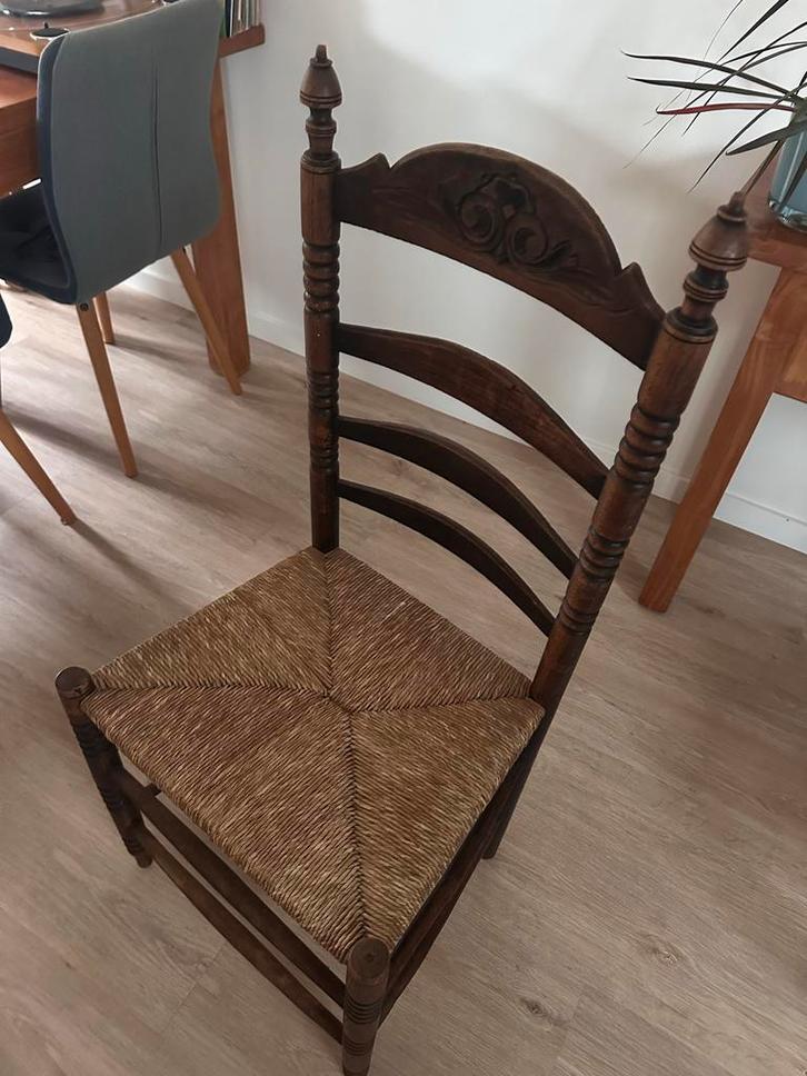 Antieke Stoel met Touwzitting en Houtsnijwerk Rugleuning, Antiek en Kunst, Antiek | Meubels | Stoelen en Banken, Ophalen